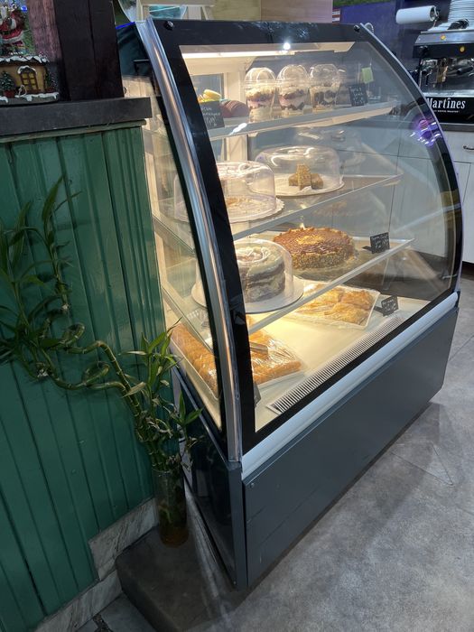 Ъглова сладкарска витрина