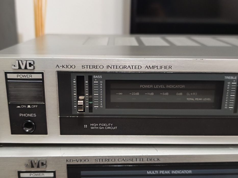 Linie JVC compusă din amplificator și Deck