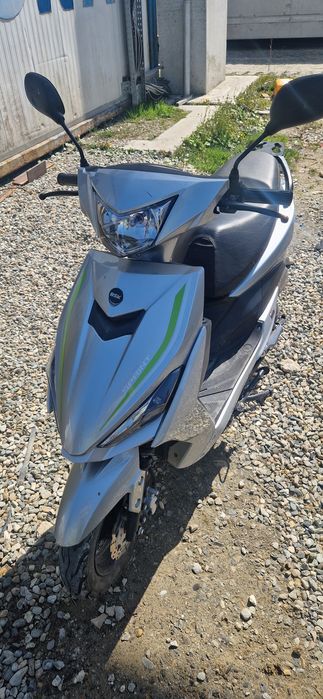 Vând scuter 5,800 negociabil