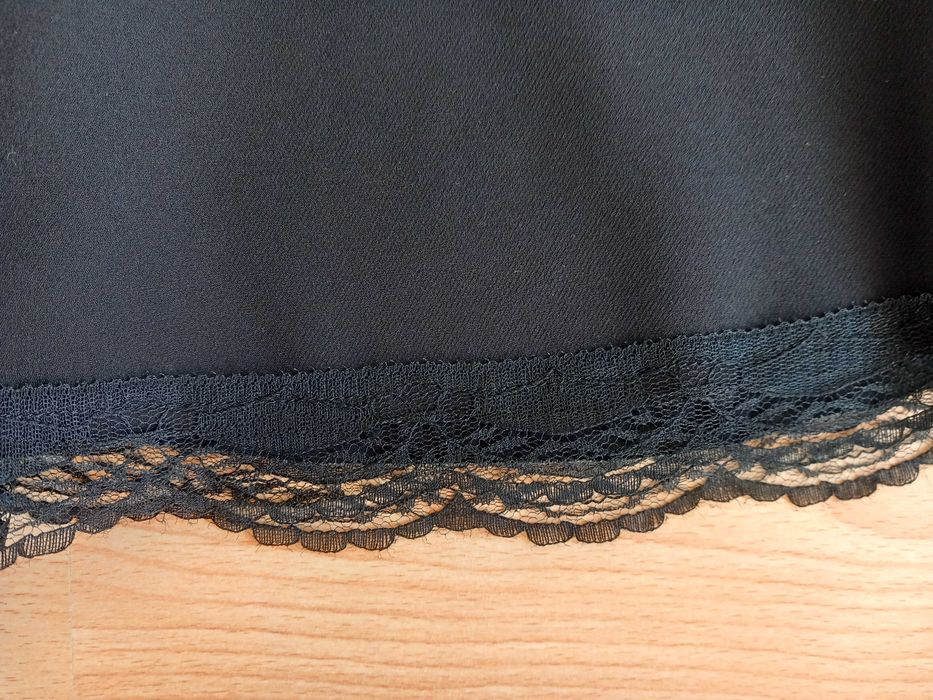 Дамска пола с дантела