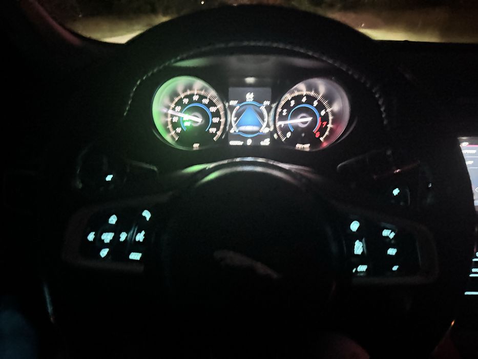 Jaguar F-Pace 2.0 бензин