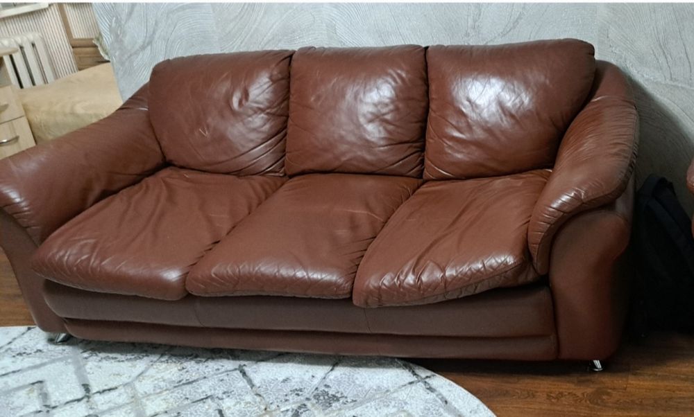 Кожаный раскладной диван