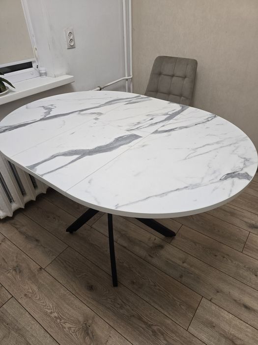 Продам раздвижной стол.