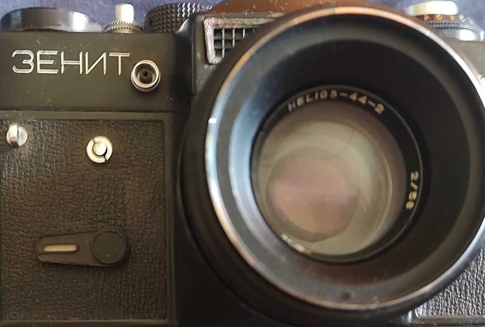 класически съветски огледално-рефлексен фотоапарат (SLR) Зенит ЕТ (на латиница: Zenit ET).  С обектив Helios-44.В отлично състояние.