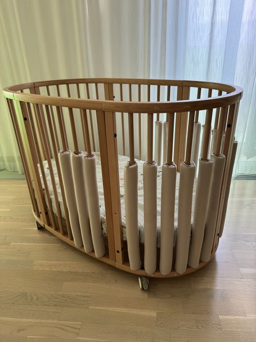 Pătuț evolutiv Stokke – lemn natural, complet, cu 2 saltele și accesorii