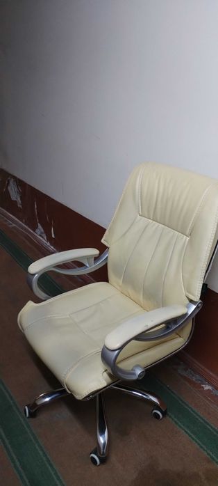 Офисный кресло молочный