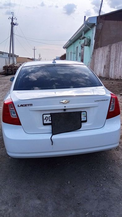 Lacetti 1.8L sotiladi
