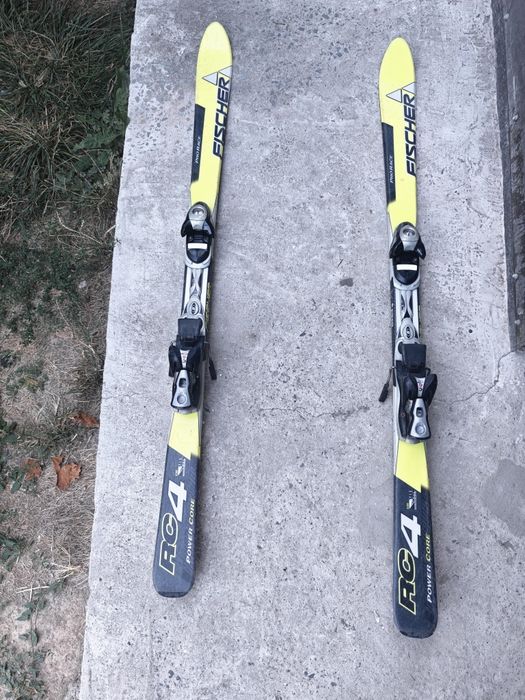 Skiuri cu prinderi