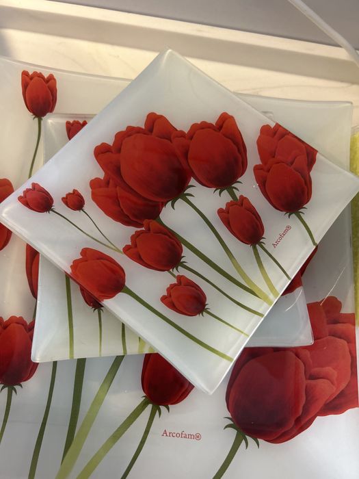 Набор   из   шести   тарелок и  блюдца