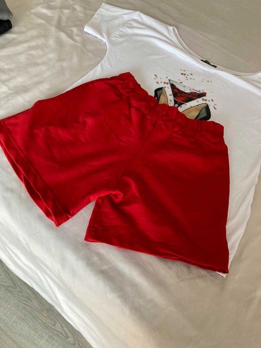 Комплект от къси панталони и тениска