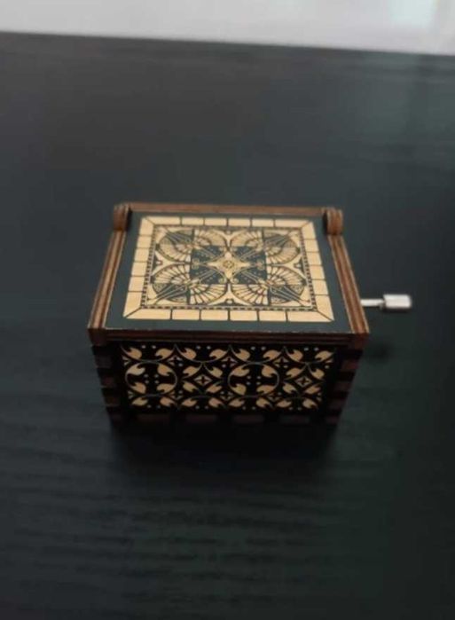 Деревянная музыкальная шкатулка