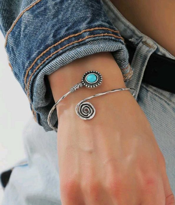 Стилни гривни с тюркоаз