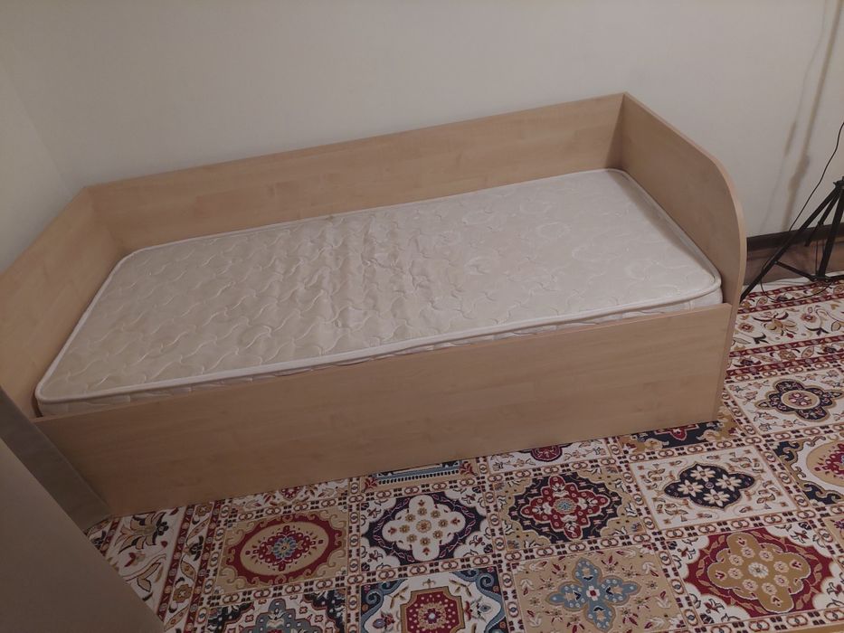 Две кровати, шкаф