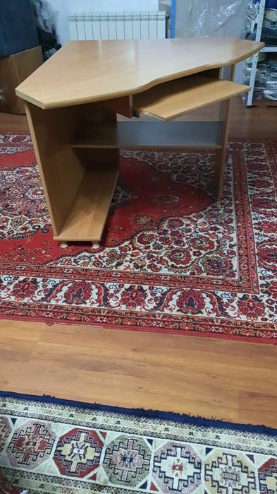 Стол угловой дерево