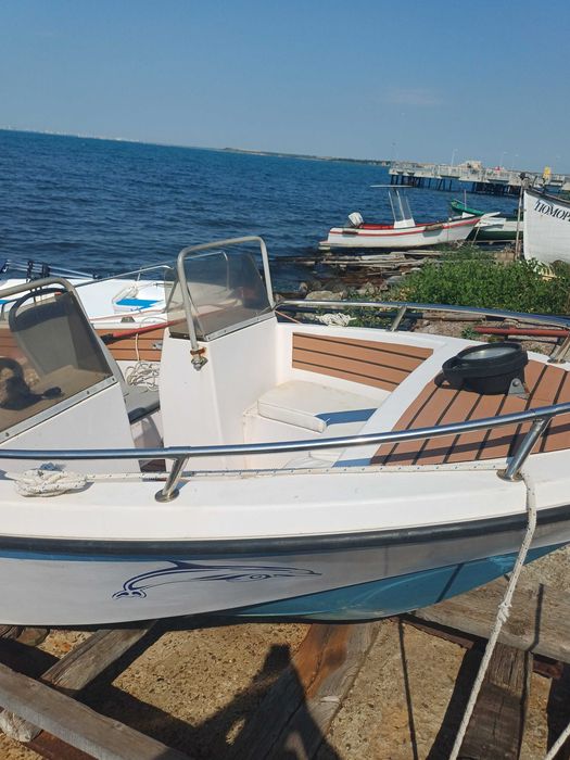 Лодка 4.5 м. дължина на 1.8 широчина