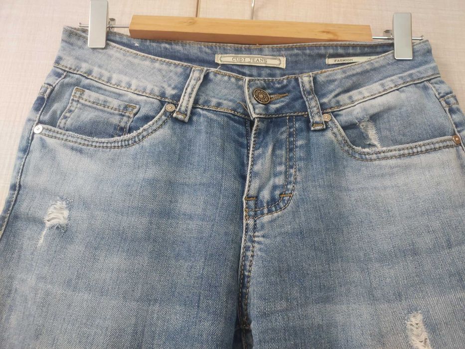 Blugi conici cu rupturi, mărimea 25 – look trendy & lejer