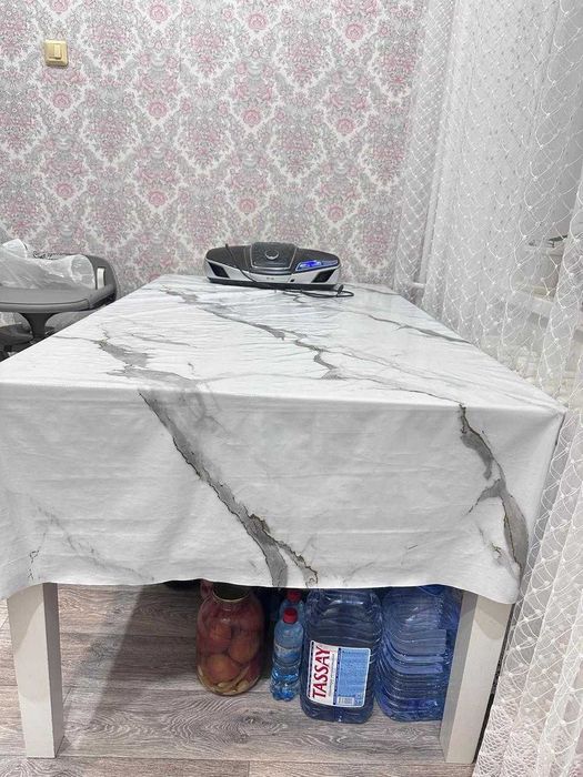 Продам стол белый