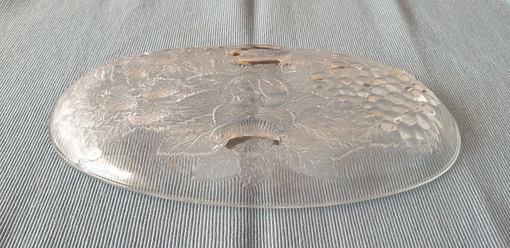 Стъклена чиния с декоративни елементи