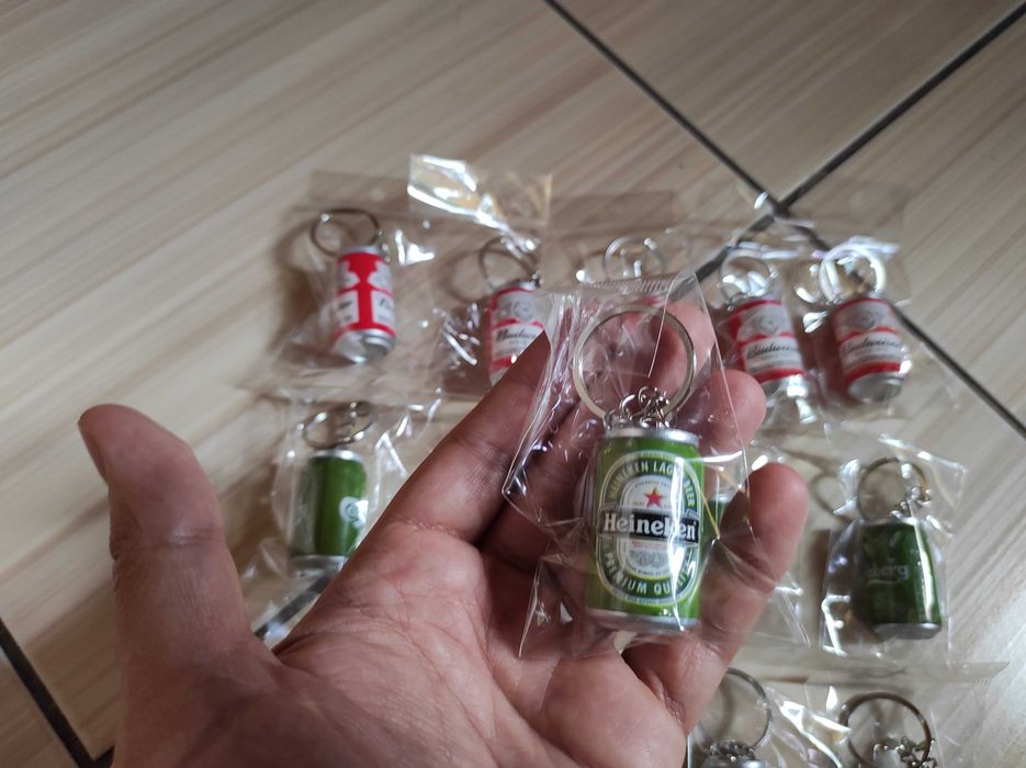 Brelocuri cutii bere Budweiser Carlsberg Heineken produse noi sigilate