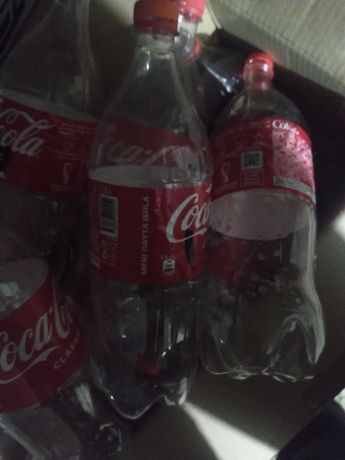 250 в сумах. Пустая бутылка Кока колы. Кока кола пластиковая бутылка. Бутылка от колы пустая. Много бутылок колы.