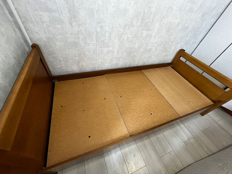 Кровать деревянная, с матрасом