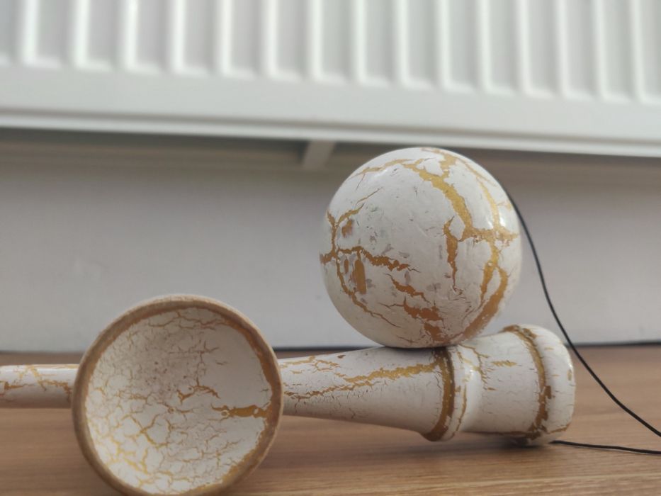 Kendama Originală – Design Special Alb/Auriu (Nouă)