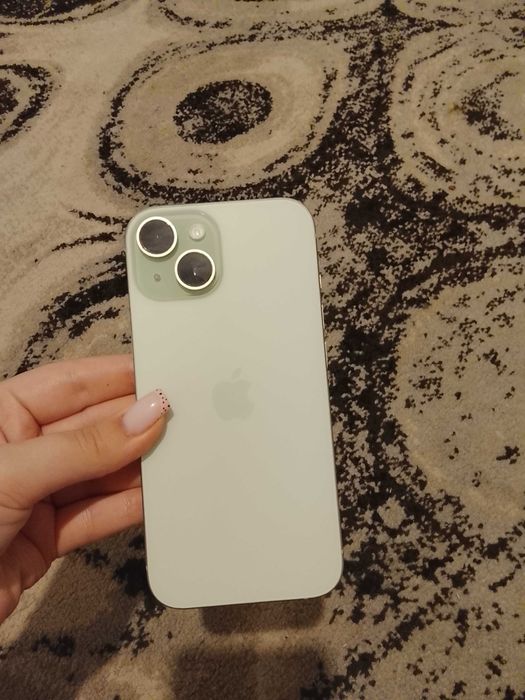 Продавам почти нов iPhone 15