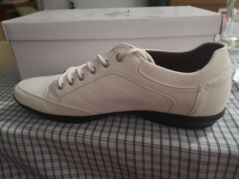 Бели мъжки обувки