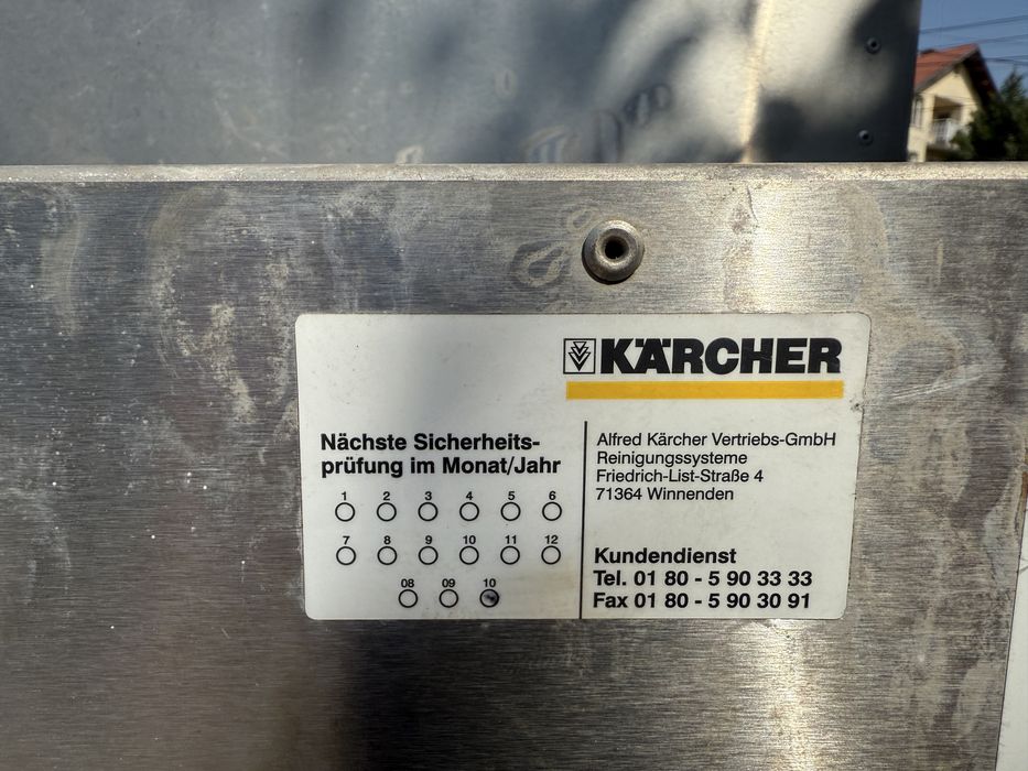 Професионална машина за миене на джанти с гуми.