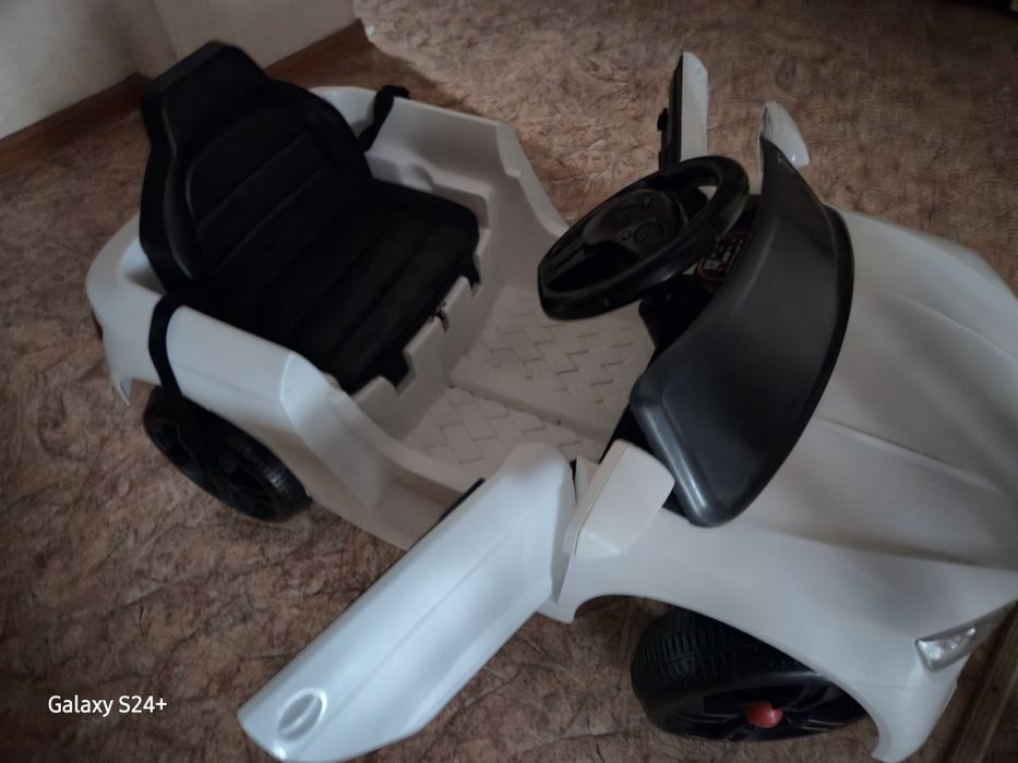 Машина детская на пульте управления