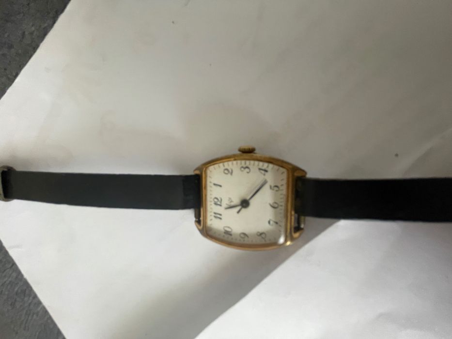 Ceas Damâ vechi peste 40 de Ani în stare foarte bunâ de functionare . Ceas mechanik