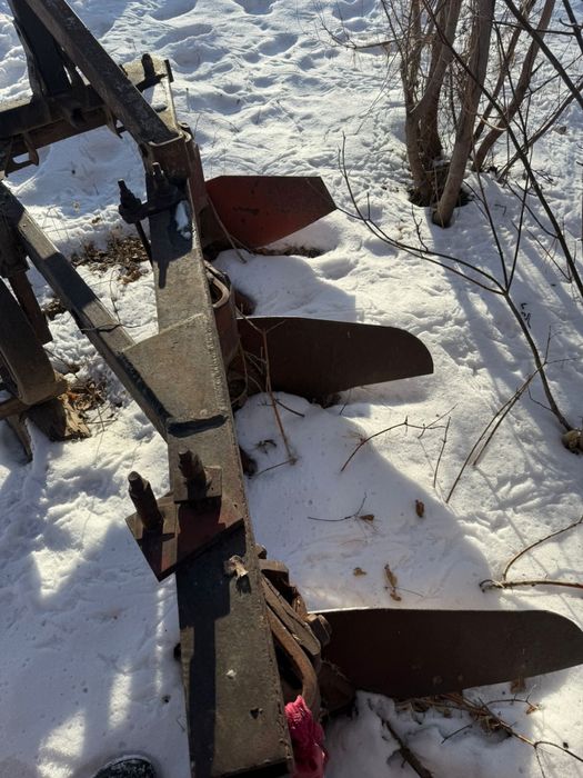 Плуг трехкорпусный