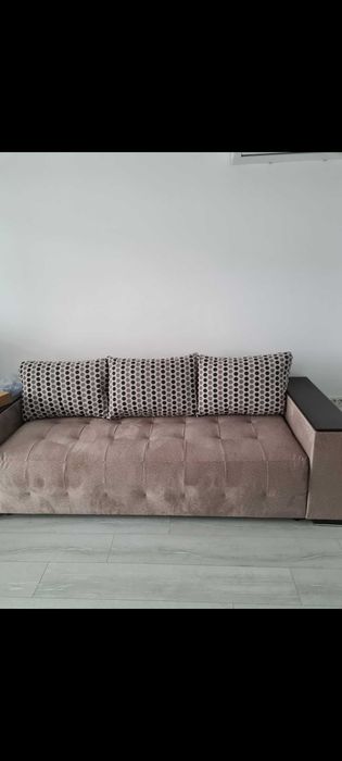Canapea extensibila aproape nouă