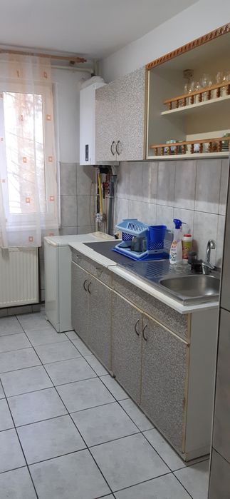 Închiriez apartament cu 2 camere