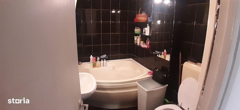 Vindem 2 camere Scriitorilor, parter cu balcon 68 mp.