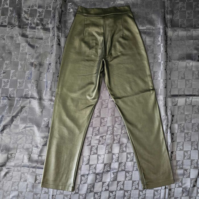 Чисто нов дамски лъскав кожен панталон "Nicole Collection" S-M размер