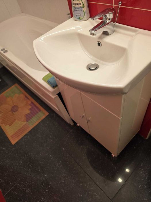 Mobilier baie cu lavoar si robinet
