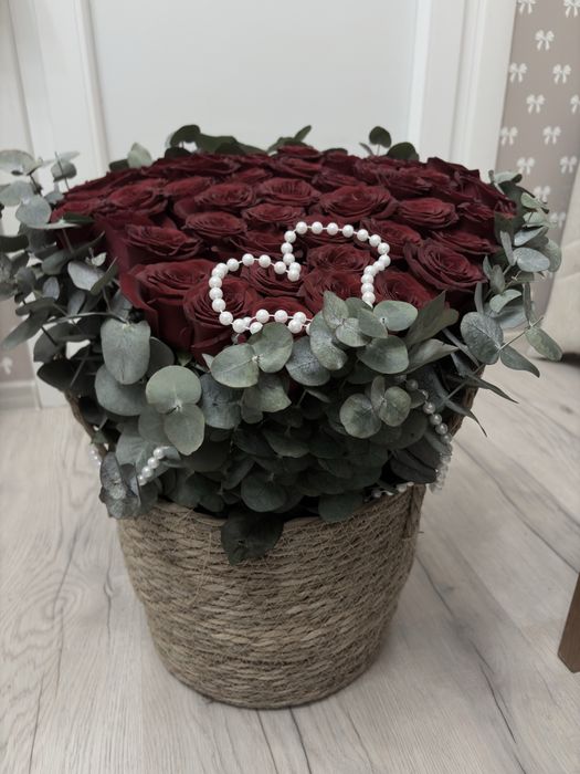 Цветы 51 роза в корзине