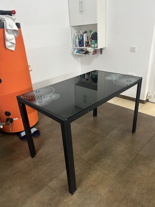 masă de bucătărie cu blat de sticlă