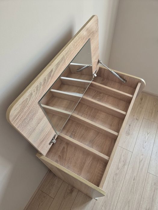 Шкаф и столик с зеркалом