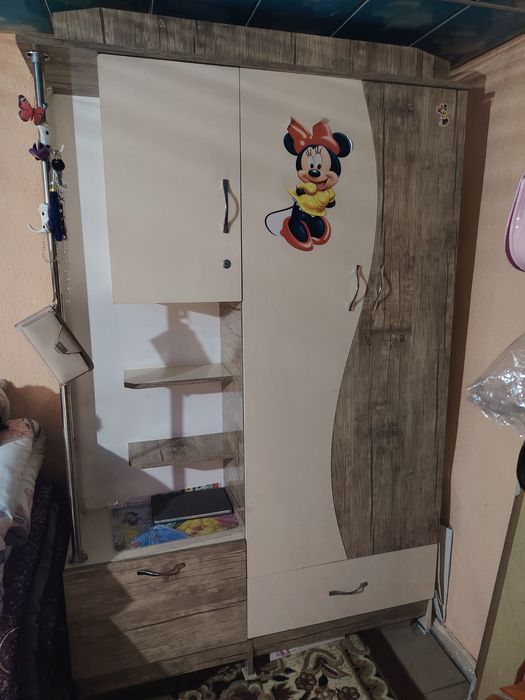 Bolalar kravati va shkafi