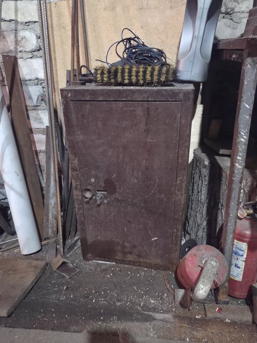 Продам 2 сейфа в хорошем состоянии