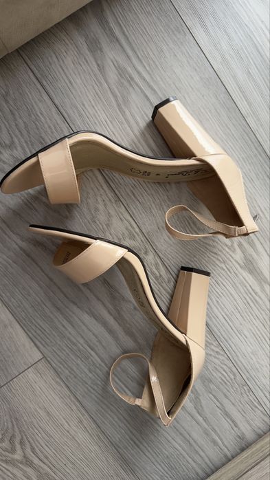 Sandale dama cu toc, elegante, crem
