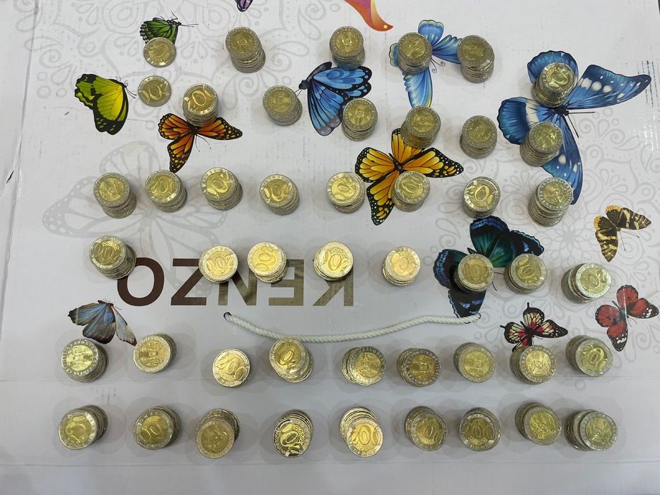 200 тенге монета (453 штук)