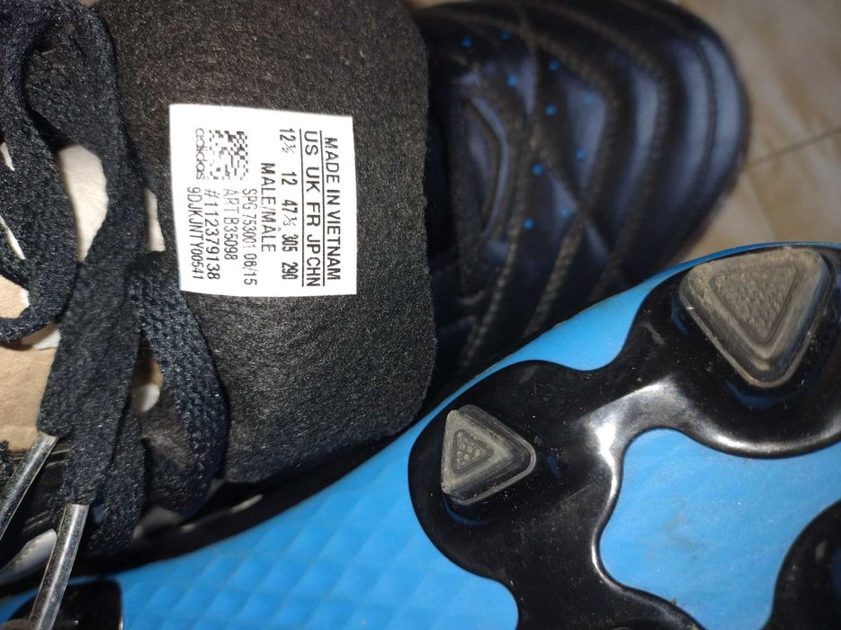 Футболни обувки чисто нови