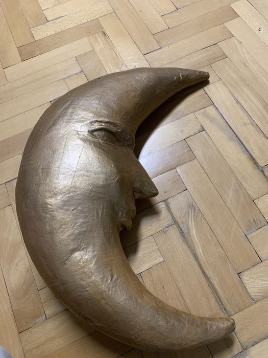 Скулптура на полумесец от Paper Mache