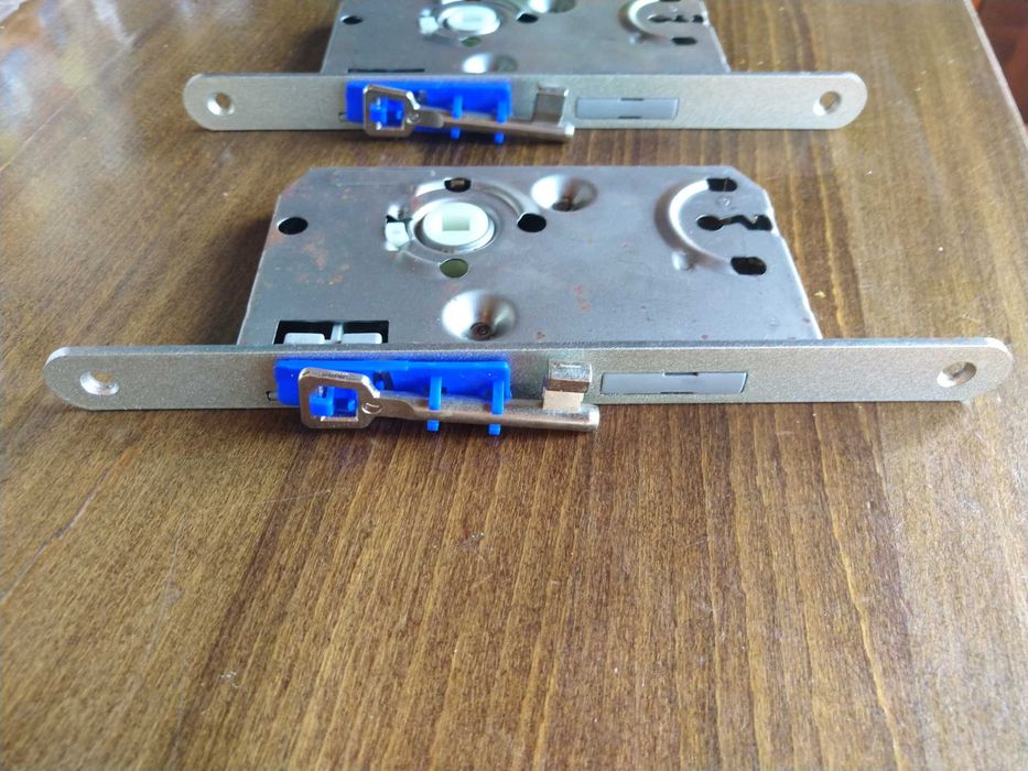 Масивна /тежка/ дръжка и брави обикновен ключ