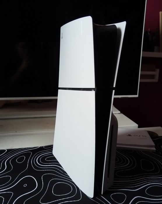 PlayStation 5 slim с три игри и три джойстика