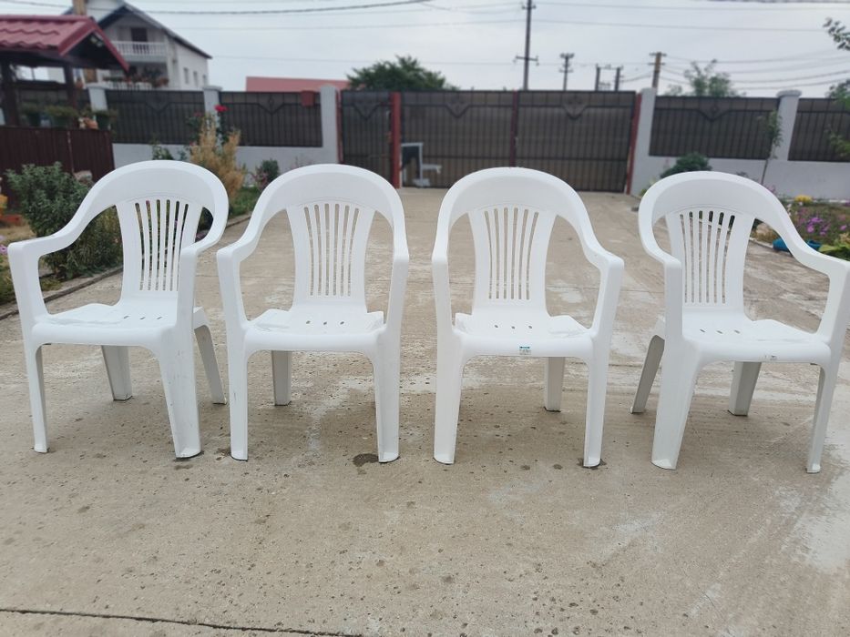 Vând scaun de gradina alb