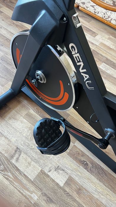 Велотренажер Genau Spin Bike W101 — в отличном состоянии